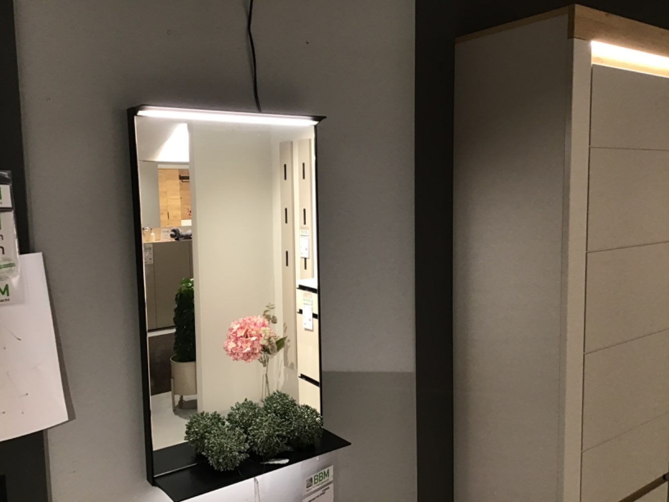 Wandspiegel mit LED Beleuchtung und Ablage Farbe schwarz