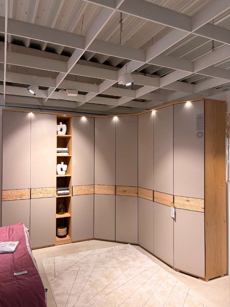 Ganzes Schlafzimmer mit begehbarem Kleiderschrank