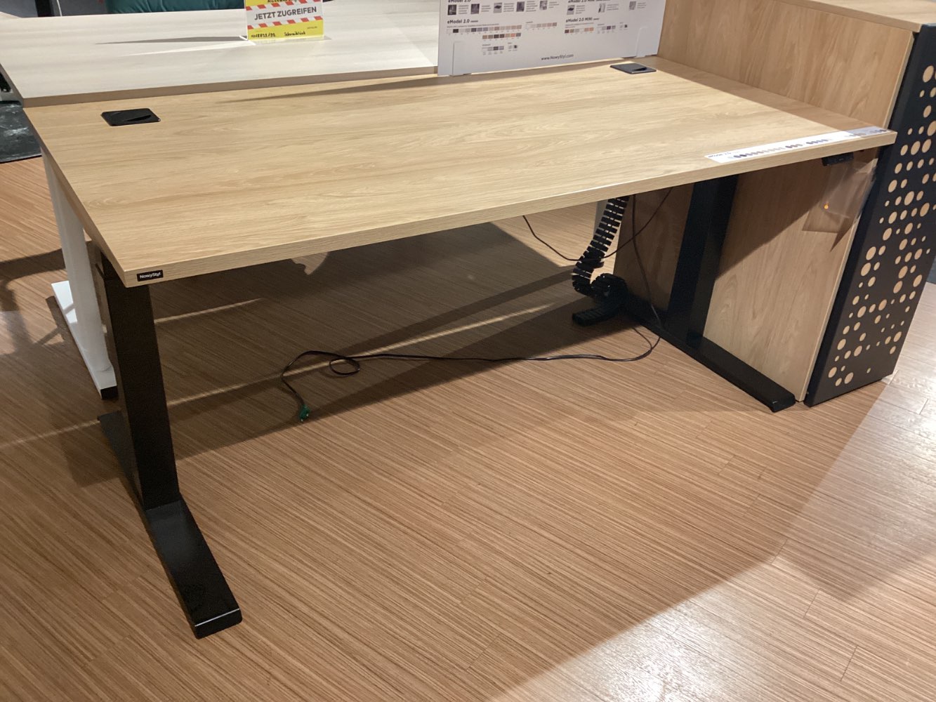 Schreibtisch mit Zubehör
