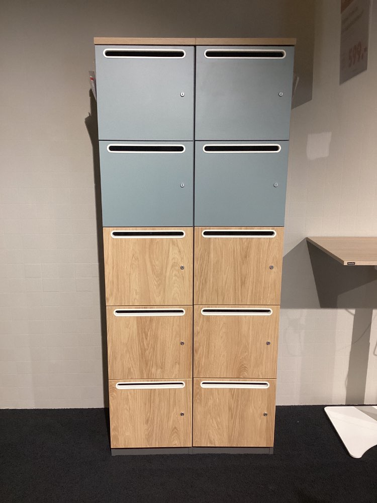 Regalschrank mit Korrespodenzeinwurf