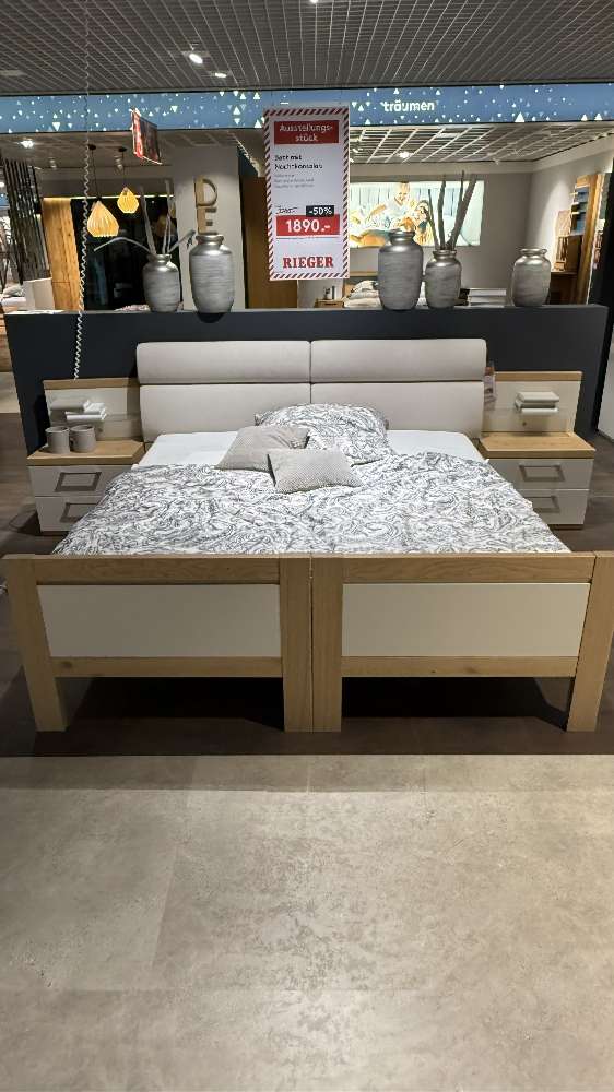 Bett mit Nachtkonsolen
