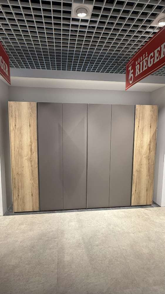 Drehtürenschrank