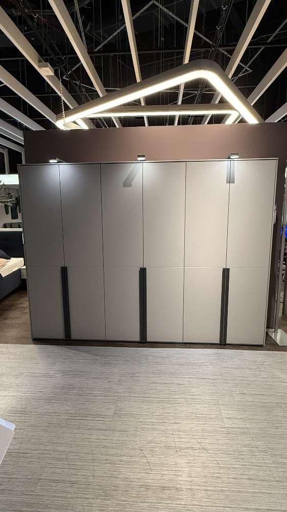 Drehtürenschrank