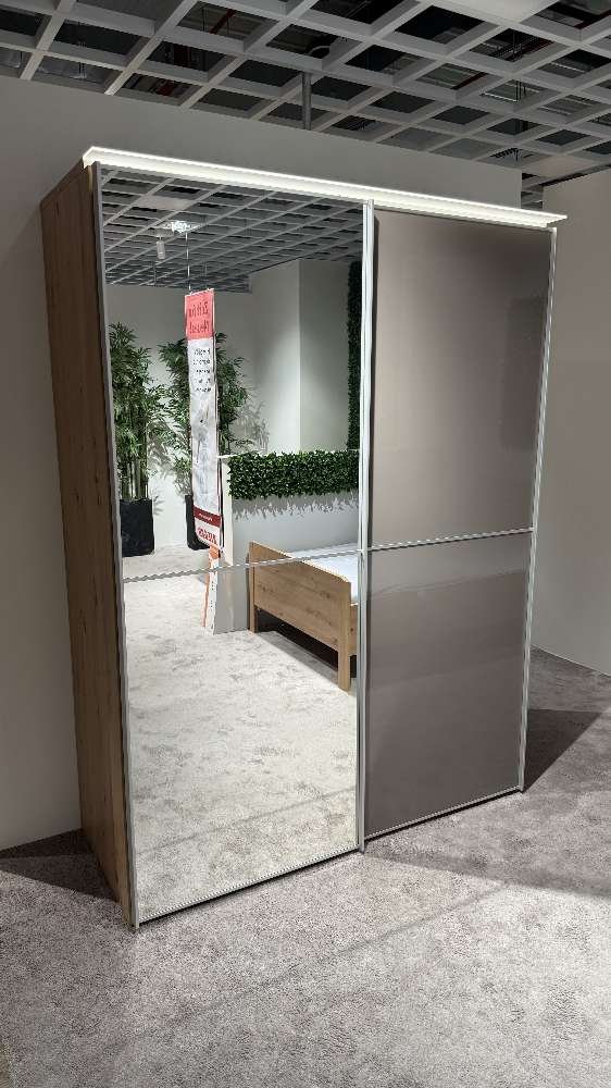 Schwebetürenschrank