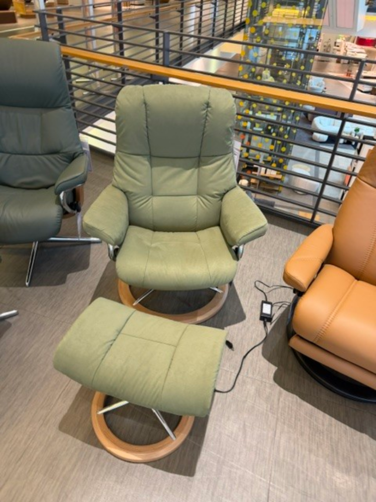 Sessel mit Hocker