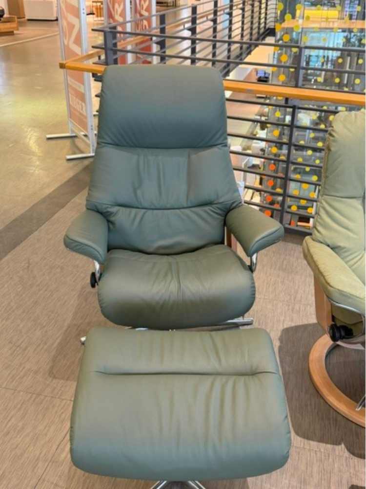Sessel mit Hocker