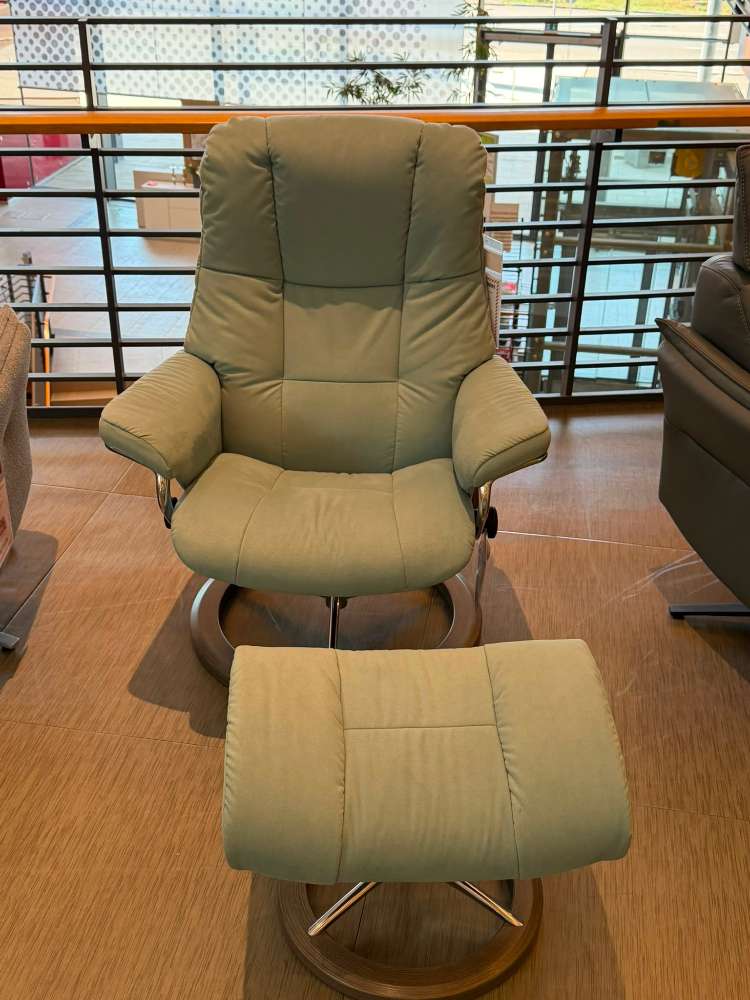 Sessel mit Hocker