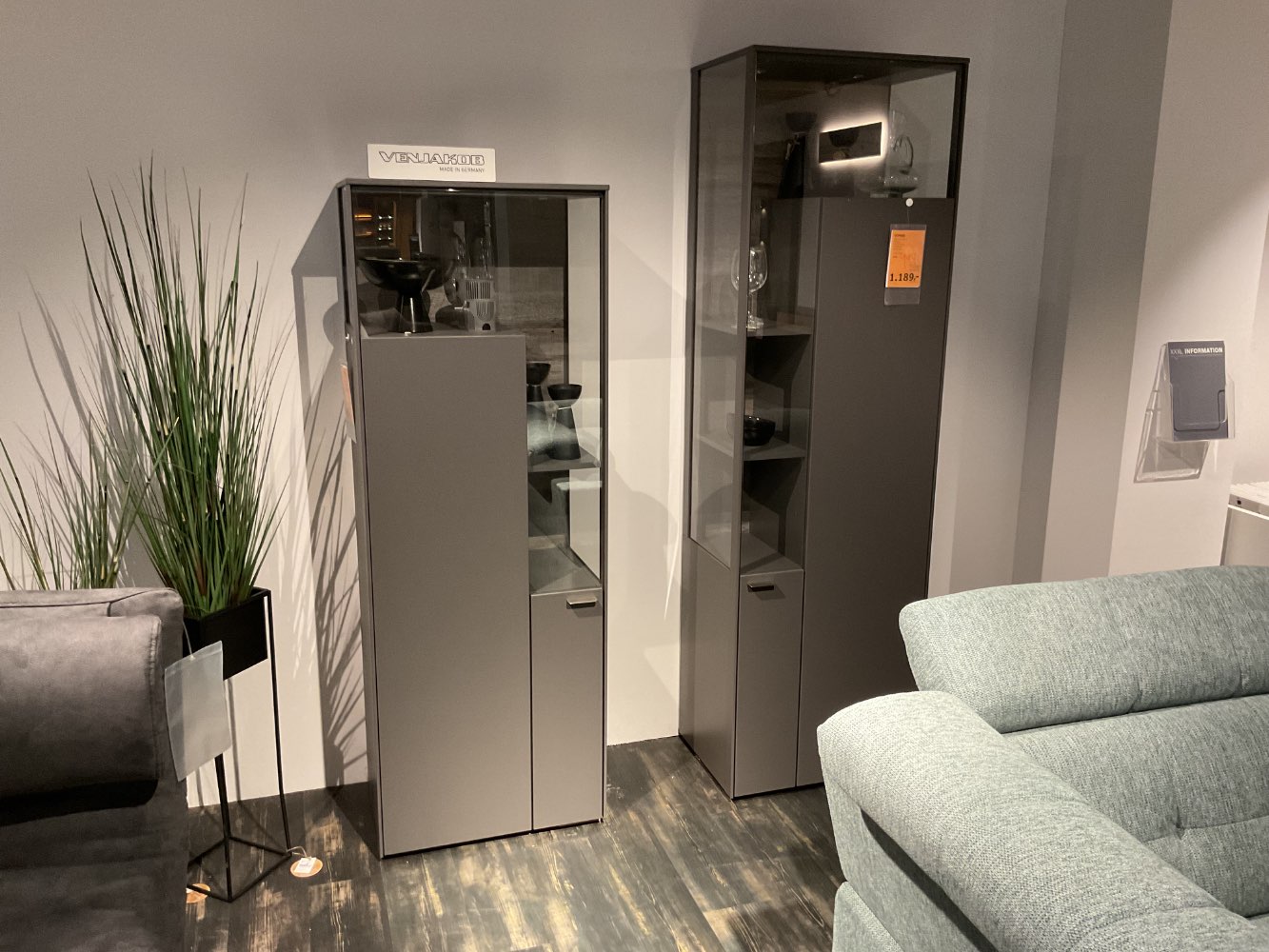 XXXLutz Ausstellungsstück Möbel Vitrine Sentino Schiefergrau