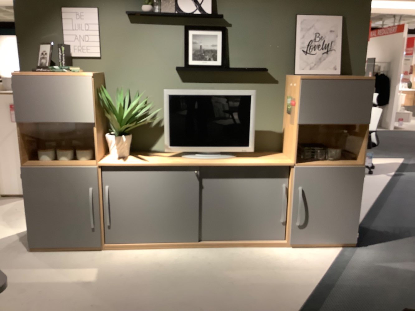 Schrankwand mit Schiebetürenschrank