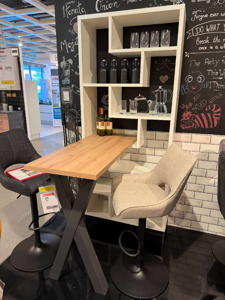 Bartisch mit Raumteiler