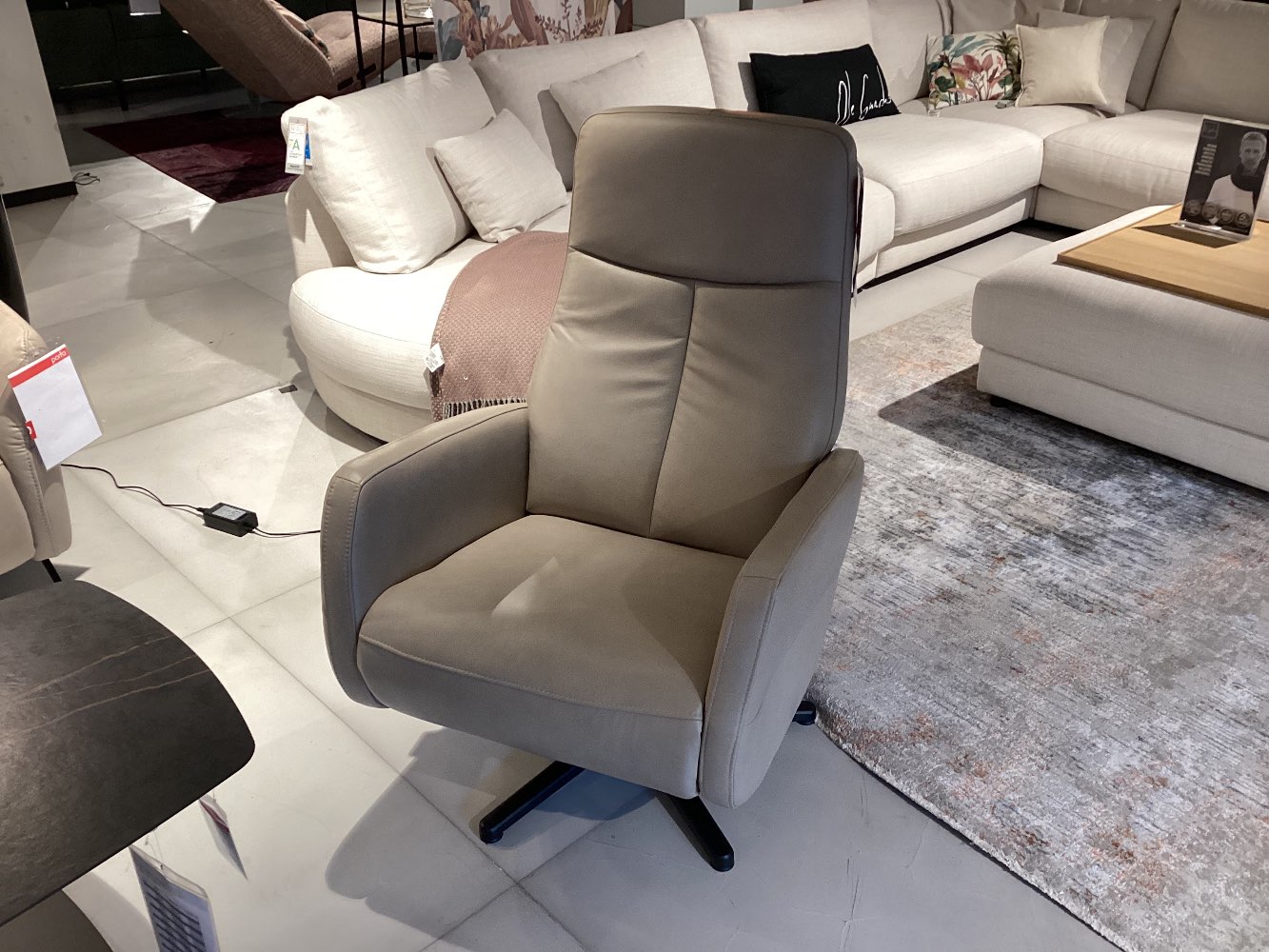 TV-Sessel „MR 281“, Orig. Musterring. 2-motorisch, Leder