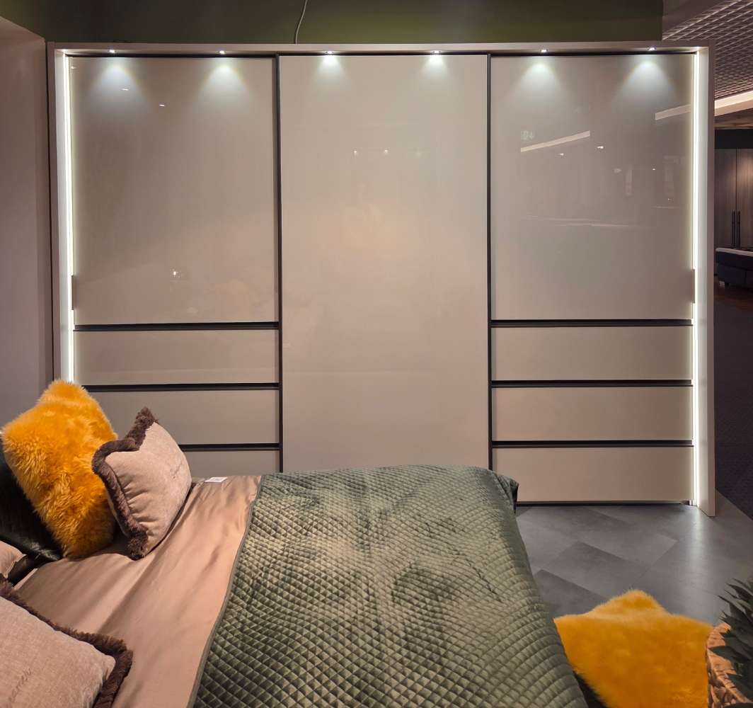 Schwebetürenschrank mit 6-Frontschubkästen