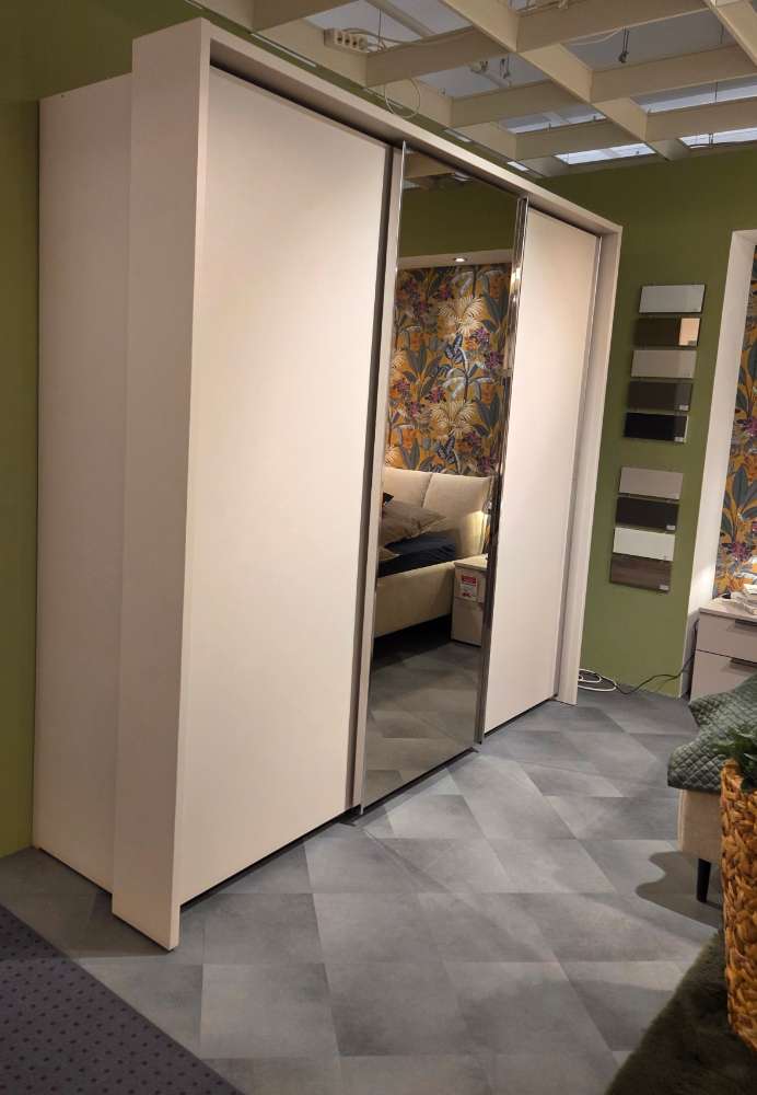 Schwebetürenschrank mit Passepartout