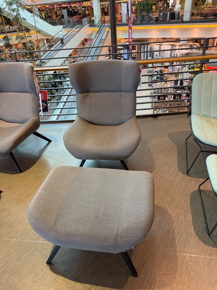 Ohrensessel mit Hocker