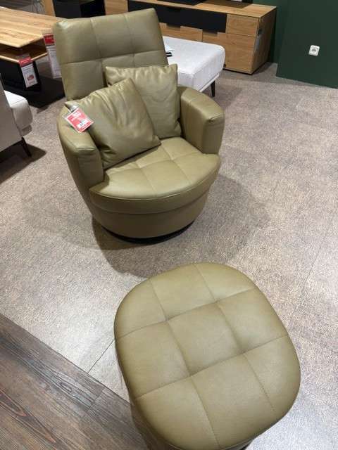 Sessel mit Hocker