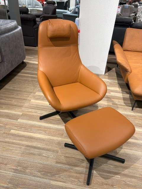 Sessel mit Hocker