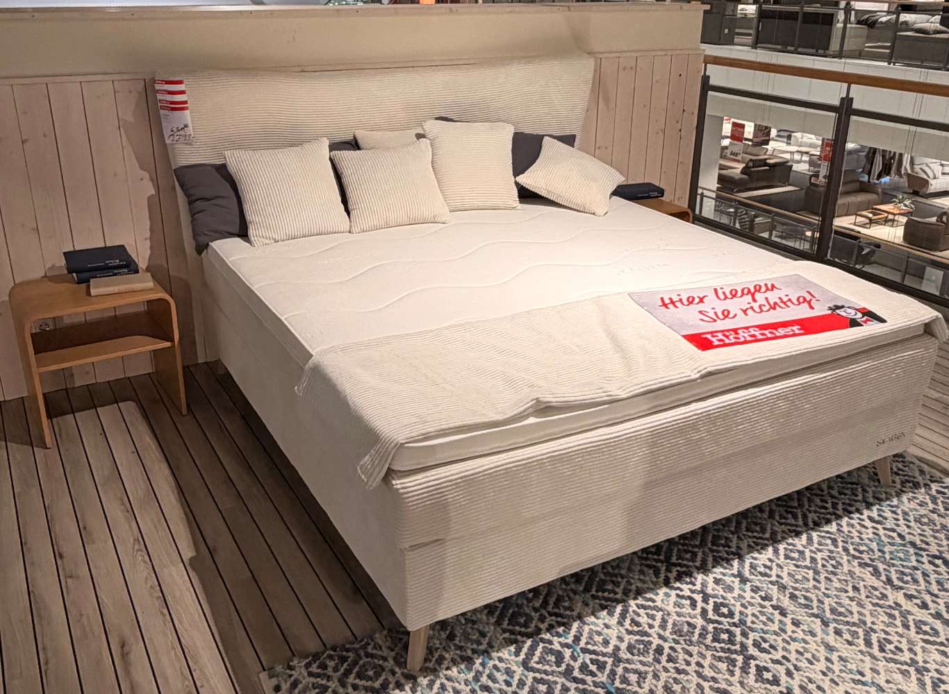 Boxspringbett cream Ink. Kissen Plaid und Nachtkonsolen