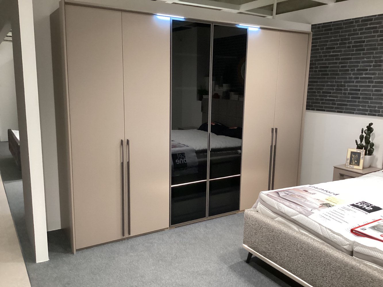 Schrank 301x223x63 cm, Farbe fango, mit Nachttisch & Kommode
