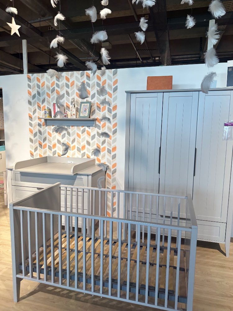 Babyzimmer komplett (Babybett, Wickelkommode, Schrank)