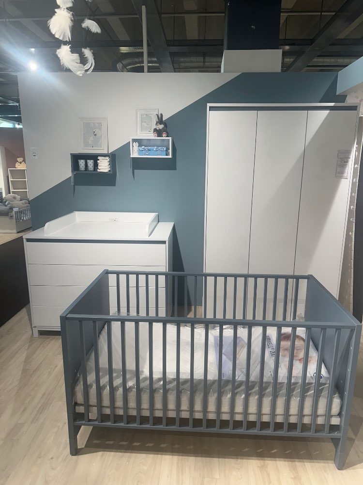 Babyzimmer komplett (Babybett, Wickelkommode, Schrank)