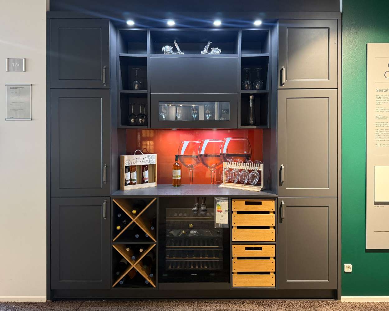Schüller Vienna Hausbar mit Weintemperierschrank von Miele