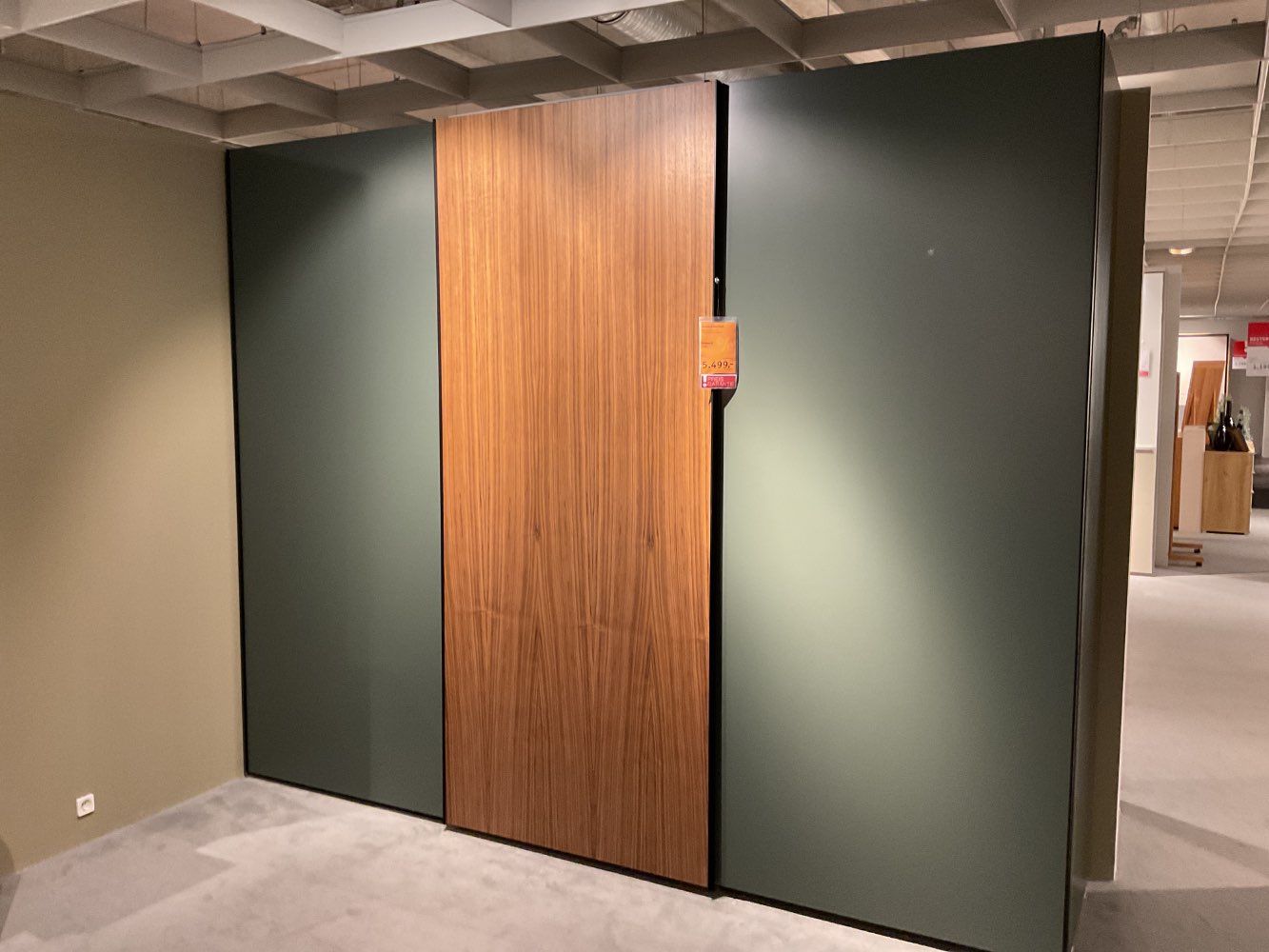 Schwebetürenschrank Hülsta Magnus Nussbaum/grün