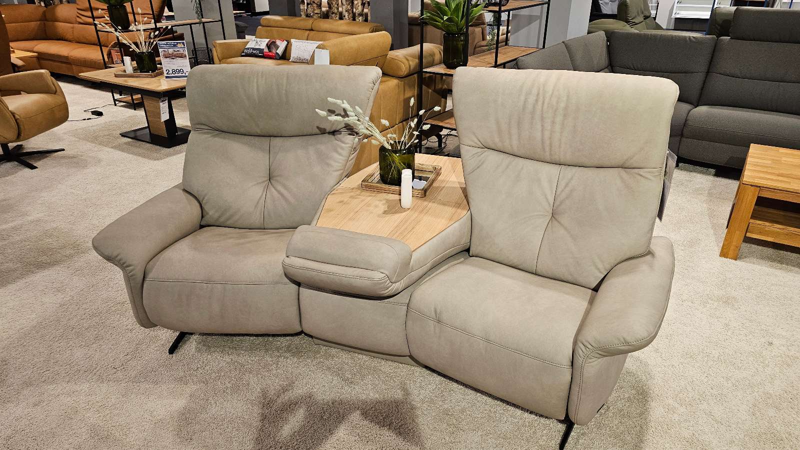 Trapezsofa mit Schmetterlinsgablage von COMFORTMASTER