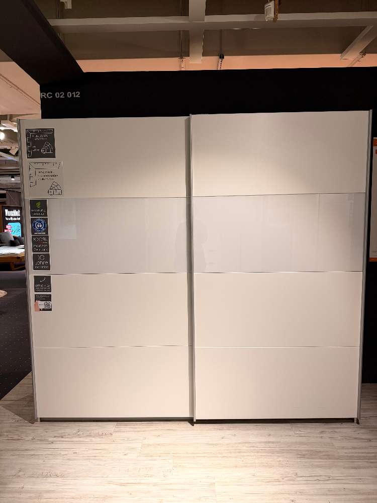 Schwebetürenschrank