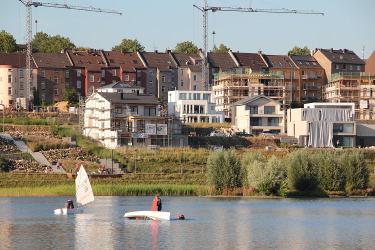 Viele Neubau Häuser, direkt am Wasser
