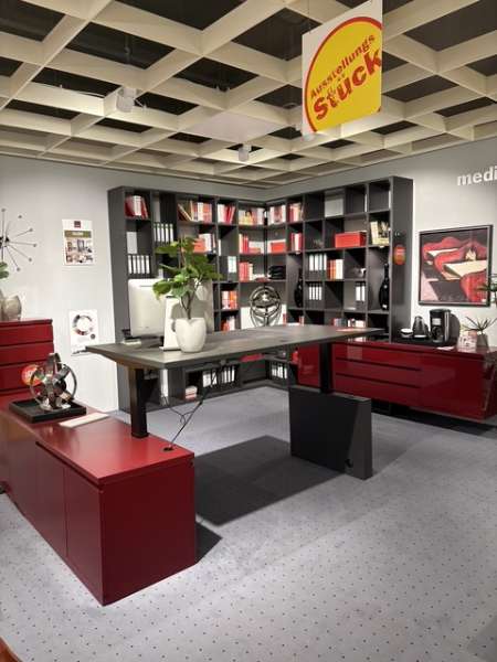 Komplett Büro mit elekt. Tisch