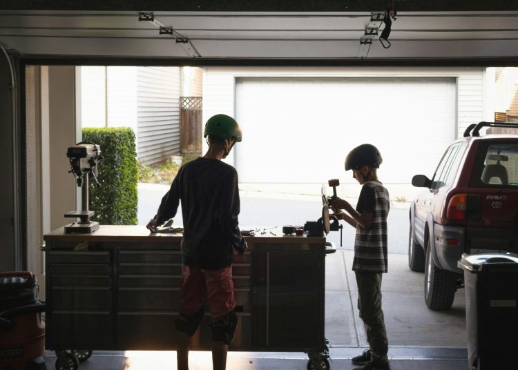 Zwei Kinder in Garage