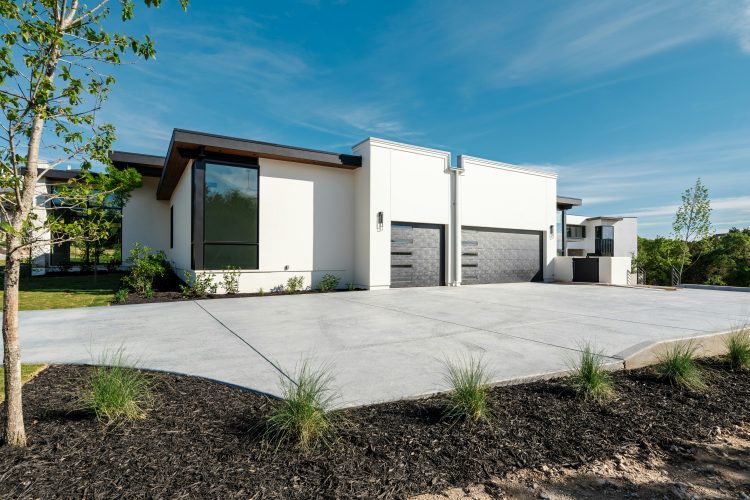 Modernes haus mit garagen