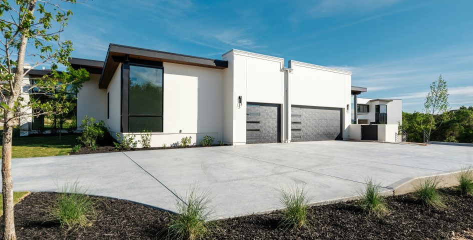 Modernes haus mit garagen