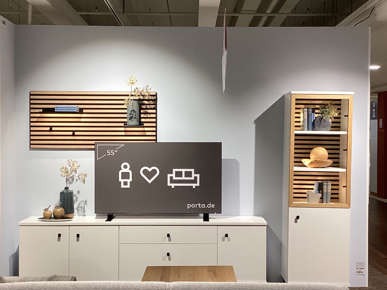 Wohnwand mit Designrückwand