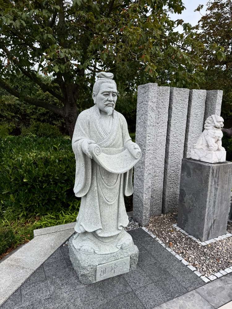 Historische Granitfigur „Chinesischer Philosoph“ – Handarbeit