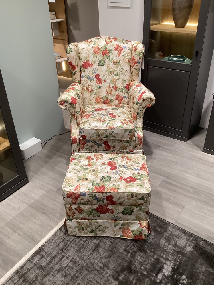 Sessel mit Hocker