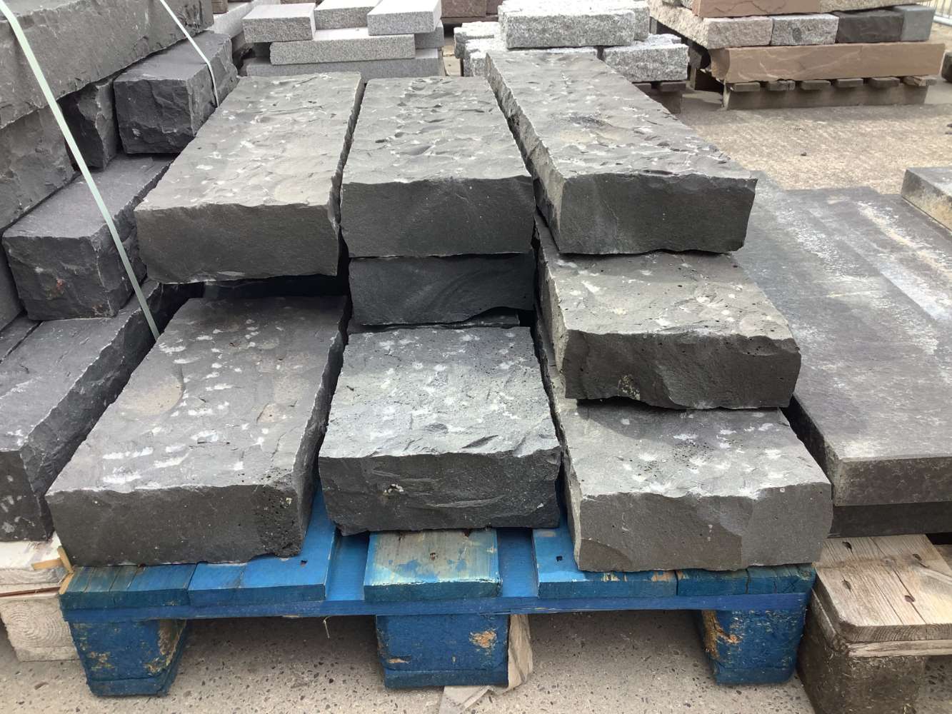 ⭐️ SONDERPOSTEN ⭐️ – Palisaden, Basalt, 10x25xfreie Längen
