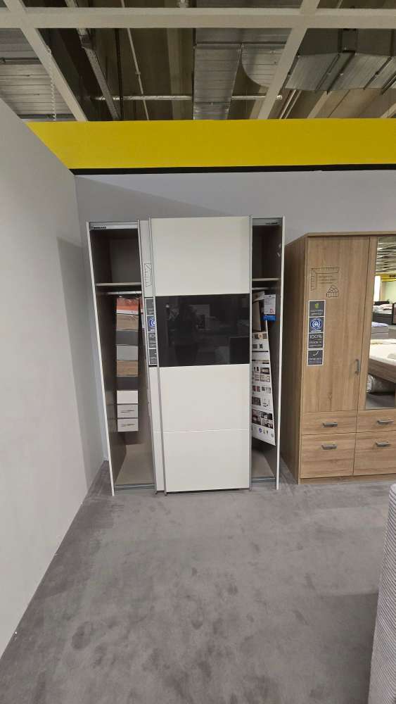 Schwebetürenschrank