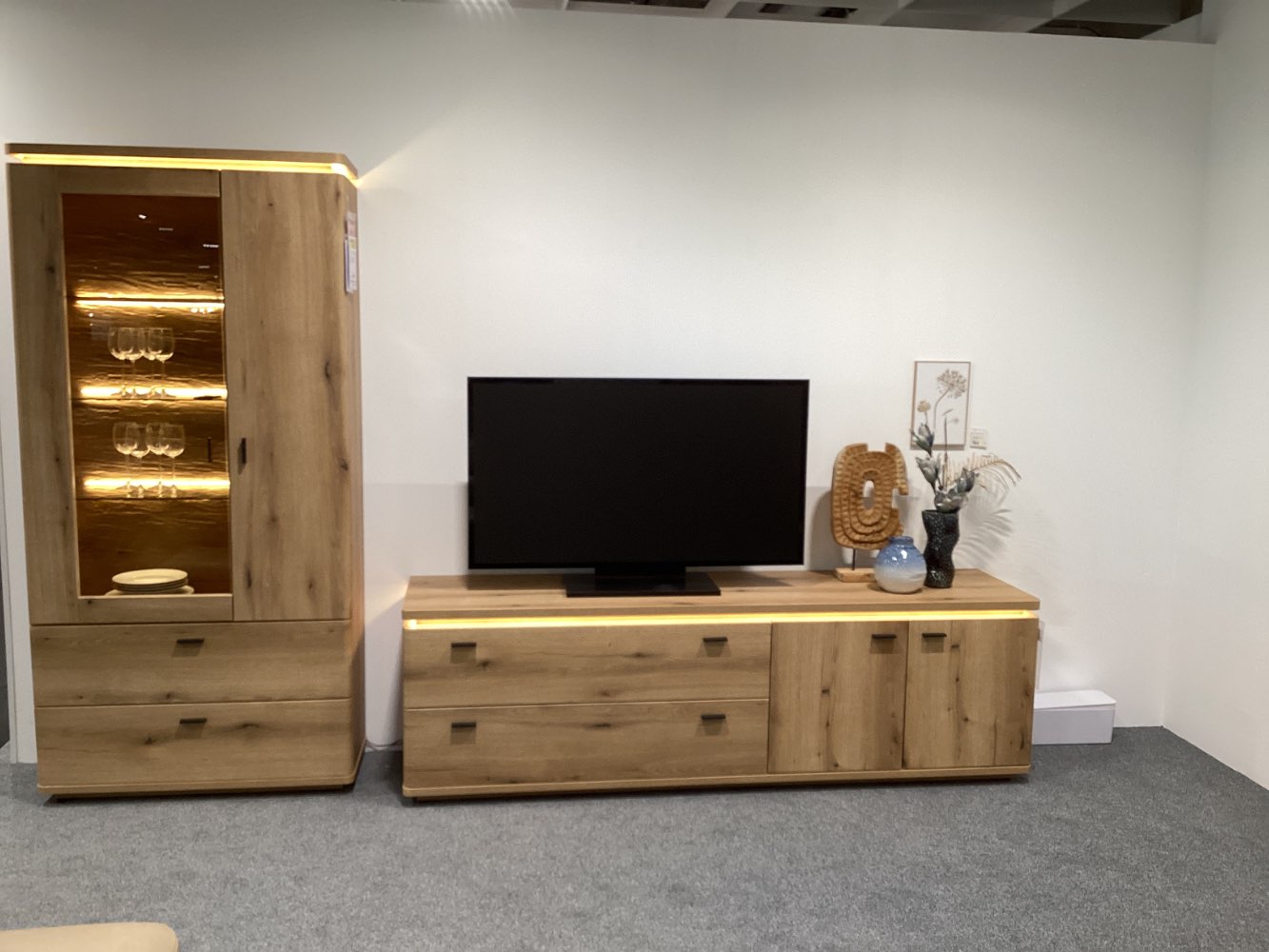 TV-Element und Vitrine