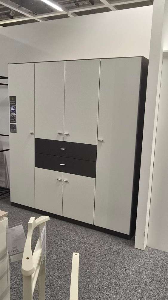 Drehtürenschrank