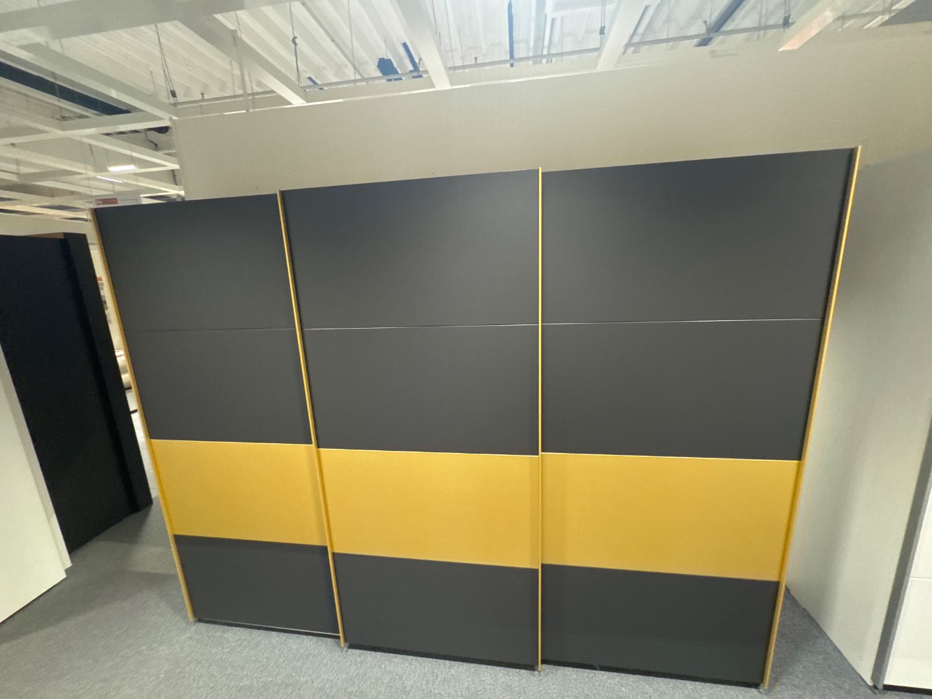 Schwebetürenschrank