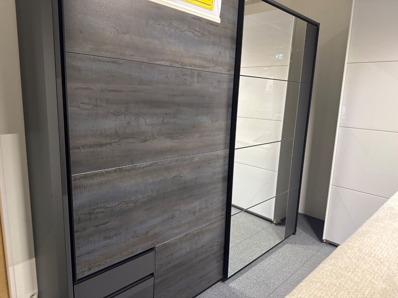 Schwebetürenschrank