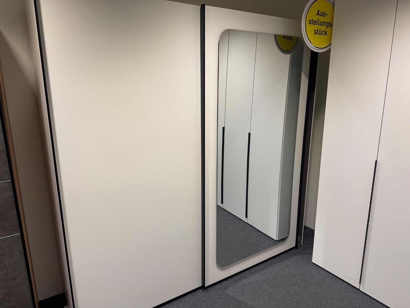 Schwebetürenschrank