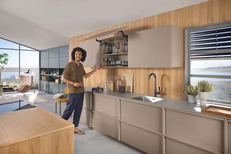 Dunkle Hebel und Abdeckkappen sorgen auf hellen Oberflächen für elegante Kontraste und eine hochwertige Optik.