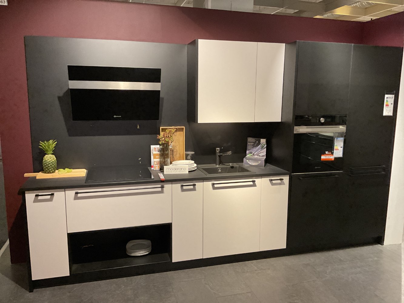 Häcker Uno Satin,schwarz mit Geräten