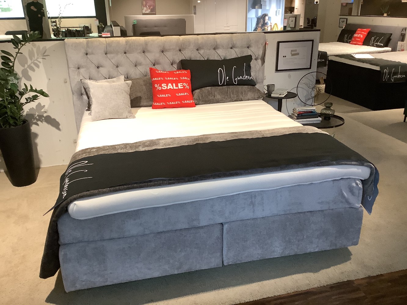 Boxspringbett mit Zubehör