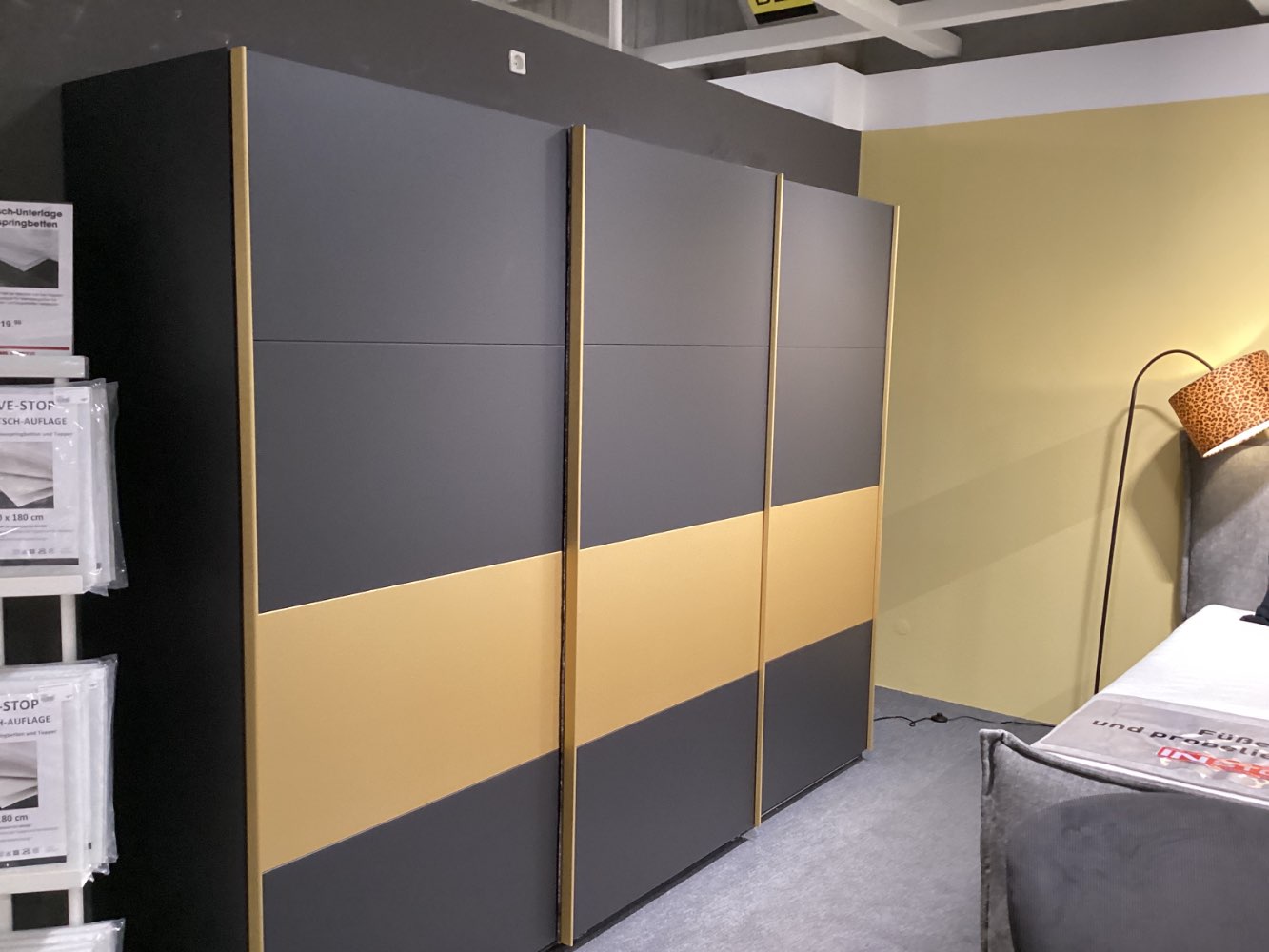 Schwebetürenschrank in grafit, Abs,Gold matt