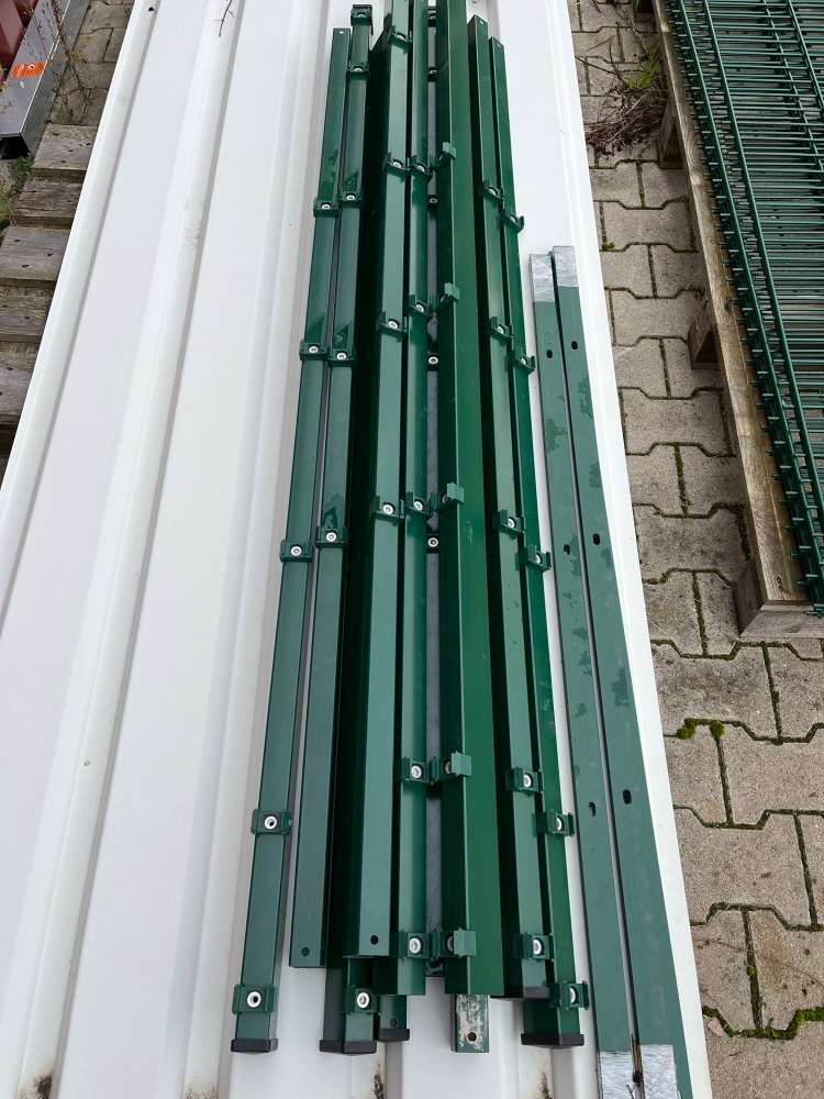 Pfosten mit Abdeckleiste, moosgrün, für 1400mm Doppelstabzaun