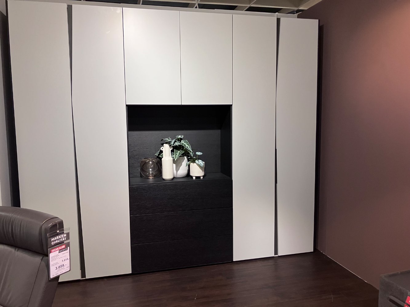 Kleiderschrank mit Designtüren und TV-Fach