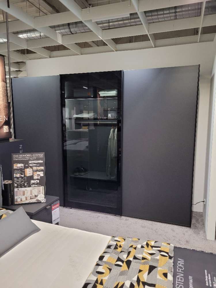 Schwebetürenschrank